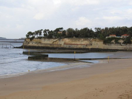 LA RETENUE D'EAU QUI PERMET DE SE BAIGNER À MARÉE BASSE